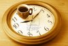 9347277-kaffee-zeit-tasse-kaffee-auf-zifferblatt-uhr-monochrom-getont.jpg