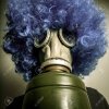 16549617-mann-mit-blauer-perücke-und-gasmaske-auf-grauem-hintergrund.jpg